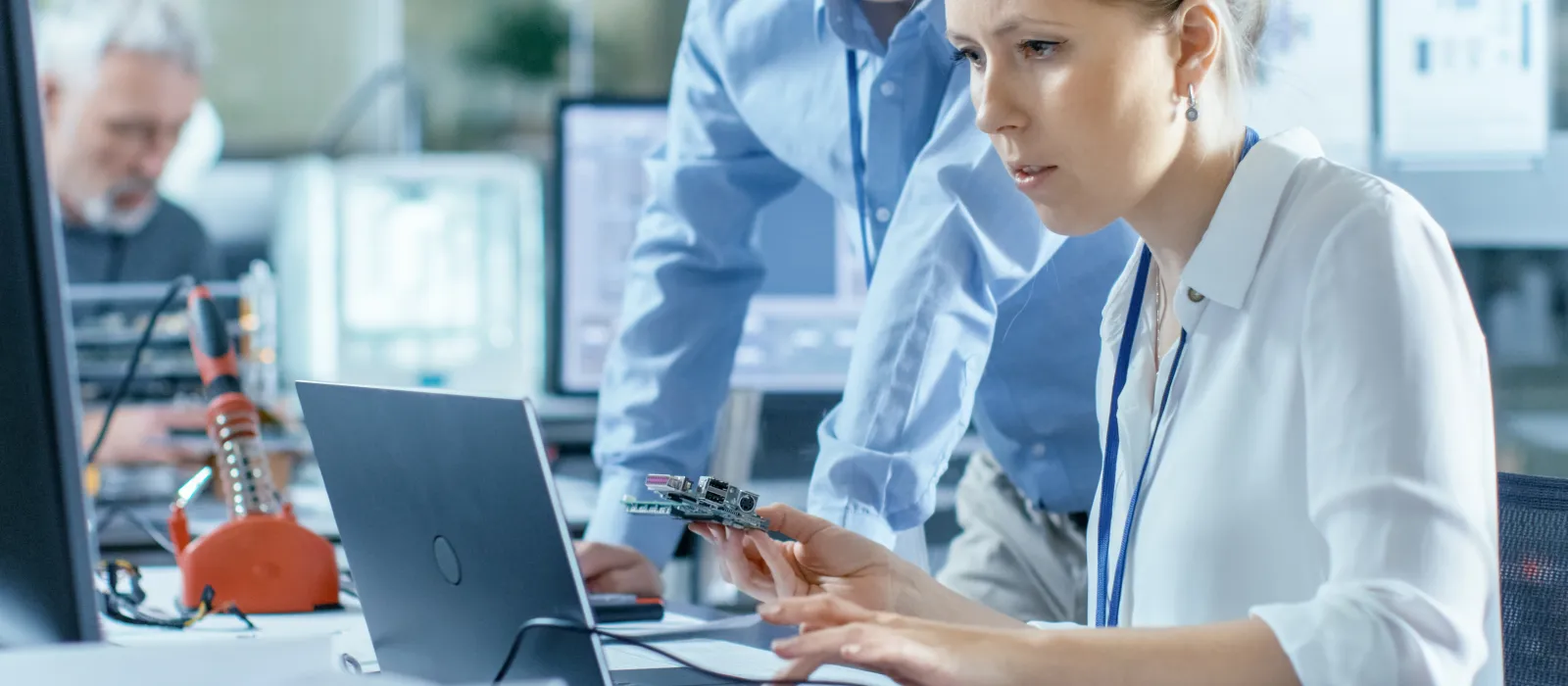 Laboratory employee at the laptop